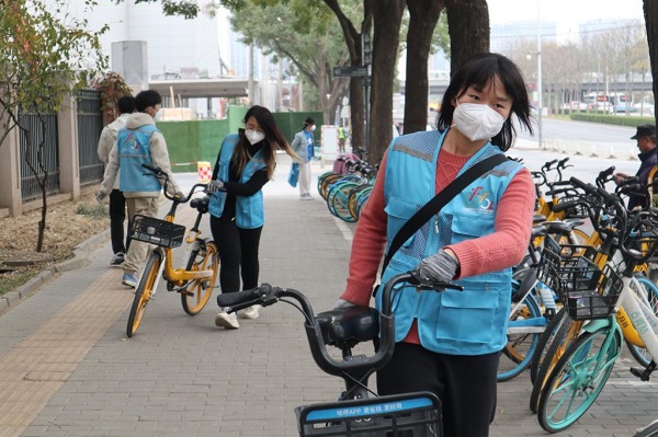 /upload/image/tin-tuc/tinh-nguyen-vien-dai-hoc-ngon-ngu-bac-kinh-tich-cuc-tham-gia-hoat-dong-sap-xep-xe-dap-3.jpg